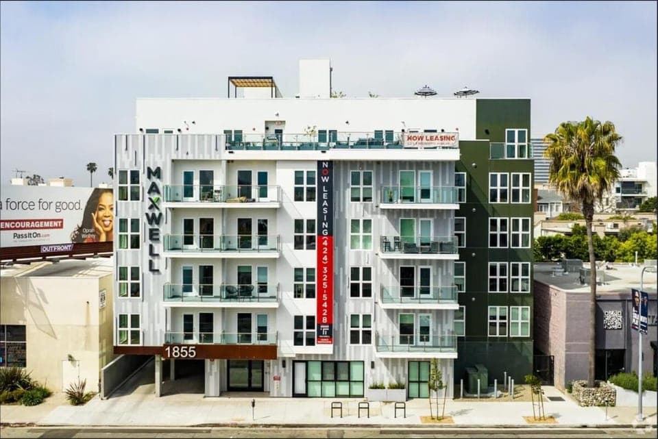 Penthouse Corner 3 Bedroom Condo with Large Private Balcony and Parking Apartment hotel in Westwood