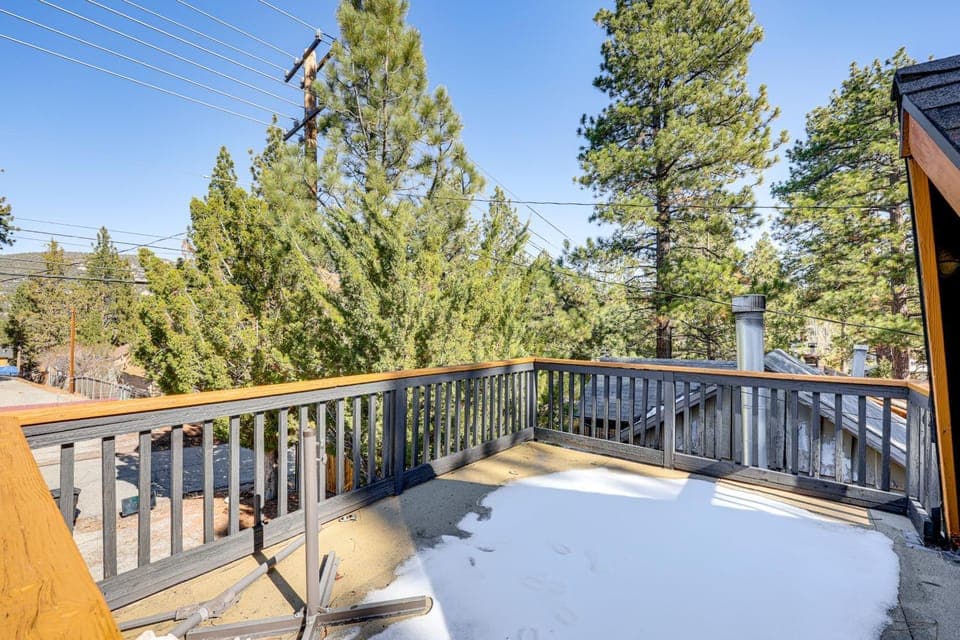 2 Mi to Big Bear Lake: Wooded Cabin w/ Deck! Cabin in Big Bear