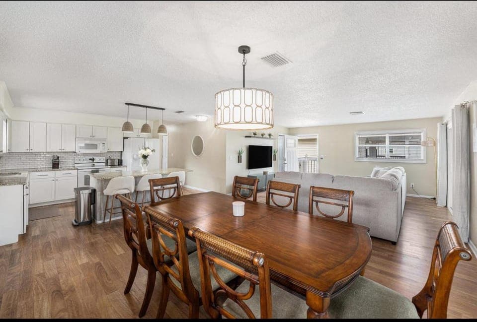 Coastal Escape- 4 Minute Walk to the Beach! House in Indian Rocks Beach
