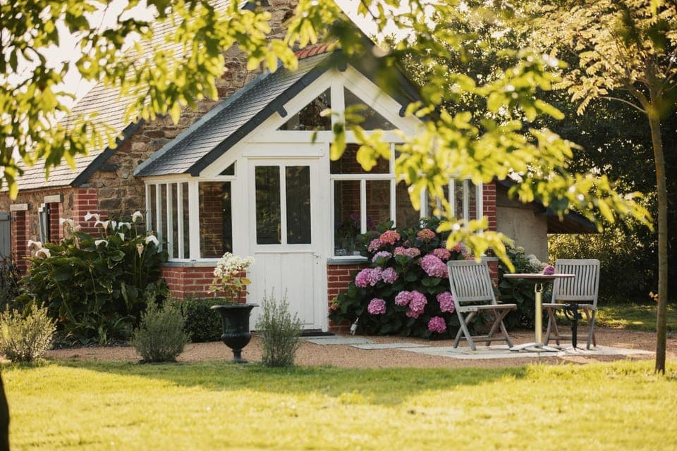 Property building, Patio, Facade/entrance, Garden