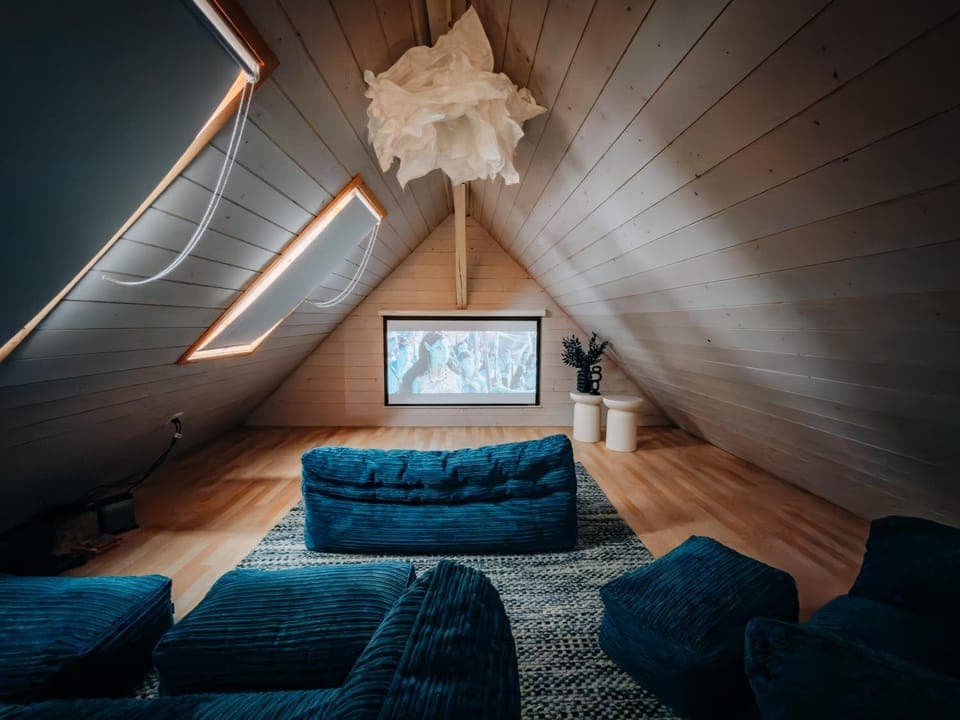 Game Room, Seating area