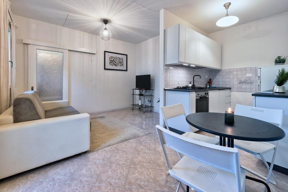 TV and multimedia, Kitchen or kitchenette, Living room, Seating area, Dining area, internet, pet friendly, air conditioner