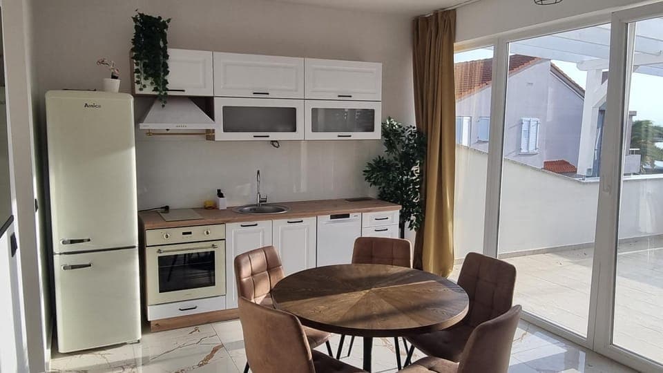 Kitchen or kitchenette, Dining area, stove