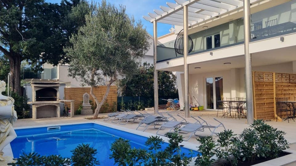 Property building, Patio, Day, Pool view, Swimming pool, sunbed