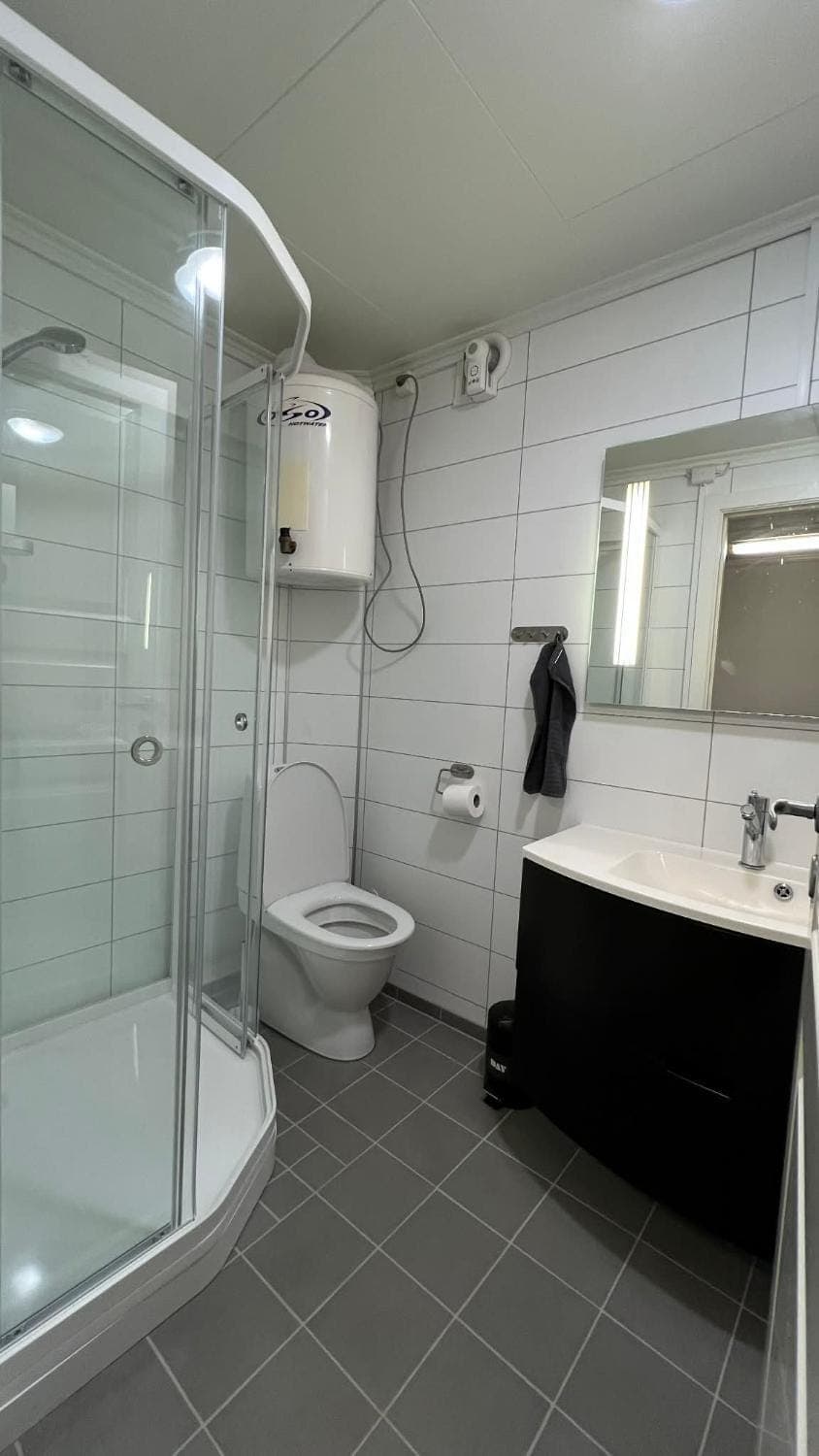 Shower, Toilet