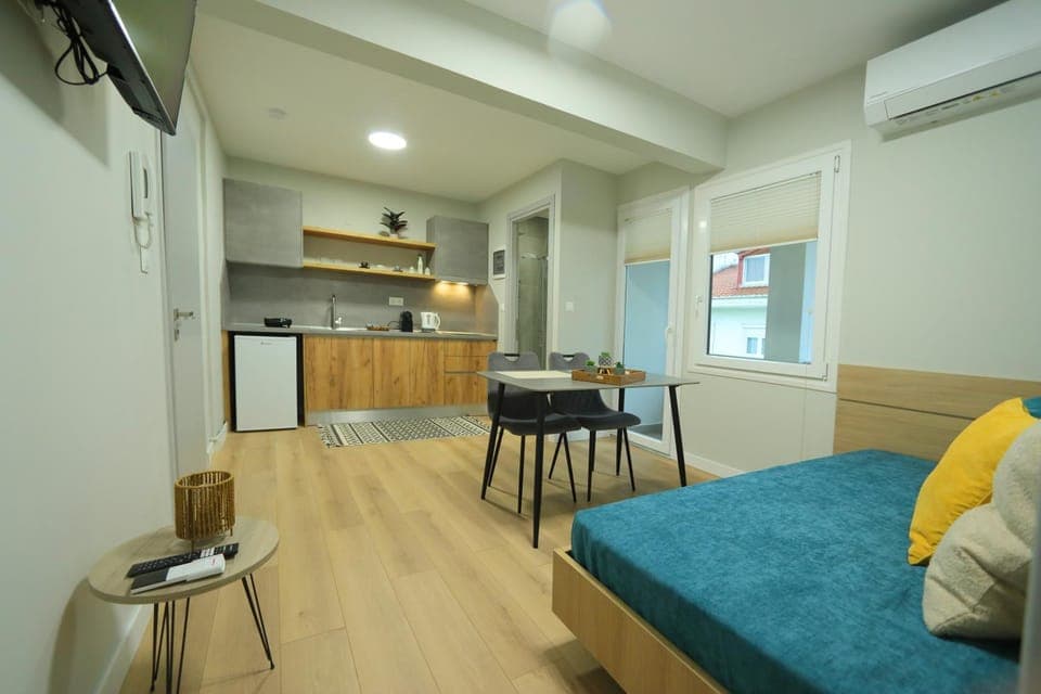 Kitchen or kitchenette, Photo of the whole room, Seating area, Dining area