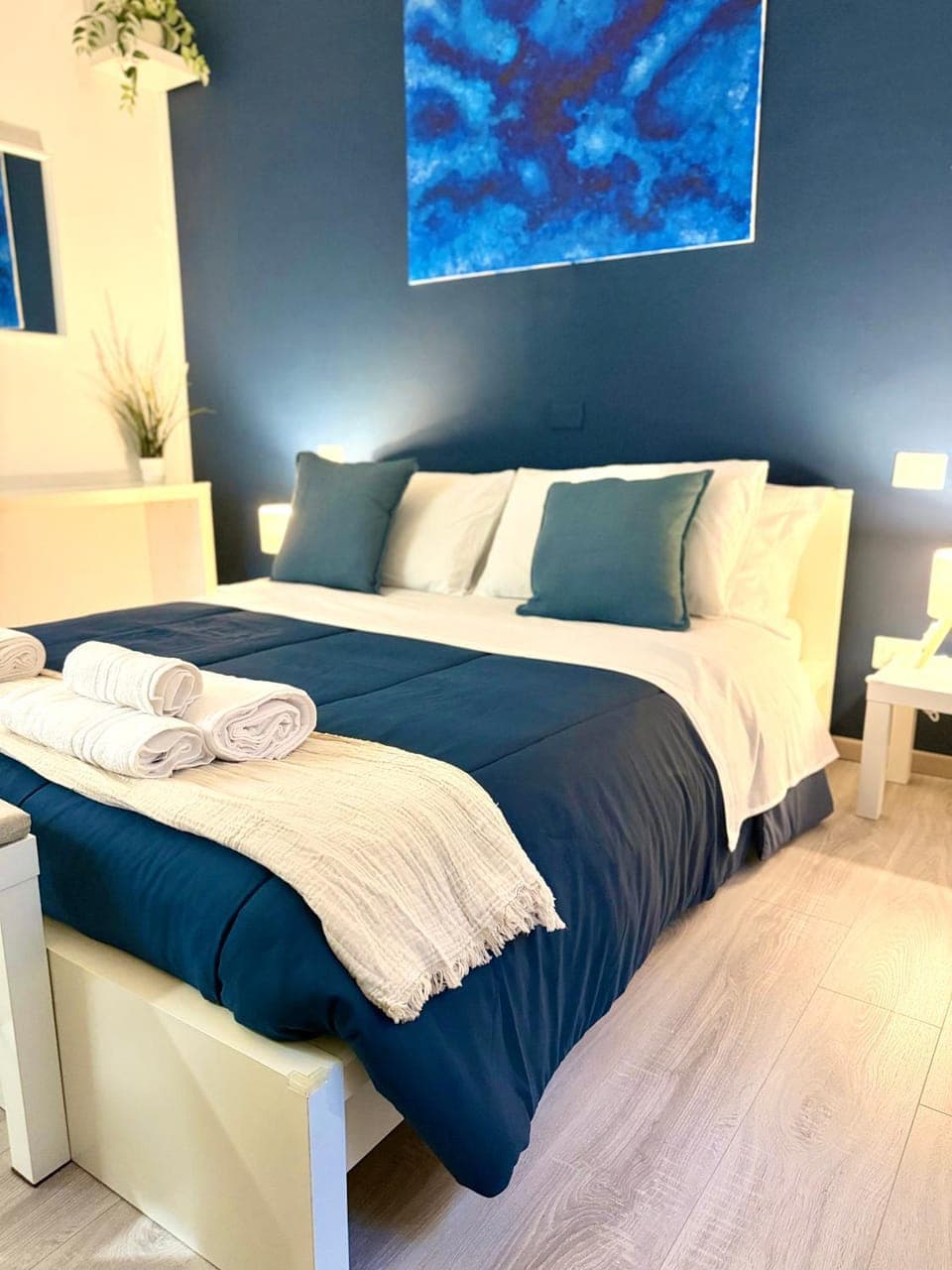 Bed, Photo of the whole room, Decorative detail, Decorative detail, Bedroom, towels