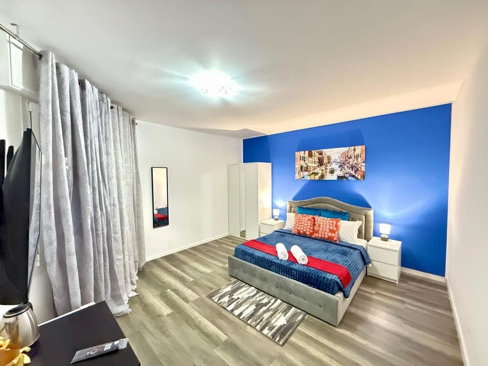 TV and multimedia, Photo of the whole room, Bedroom