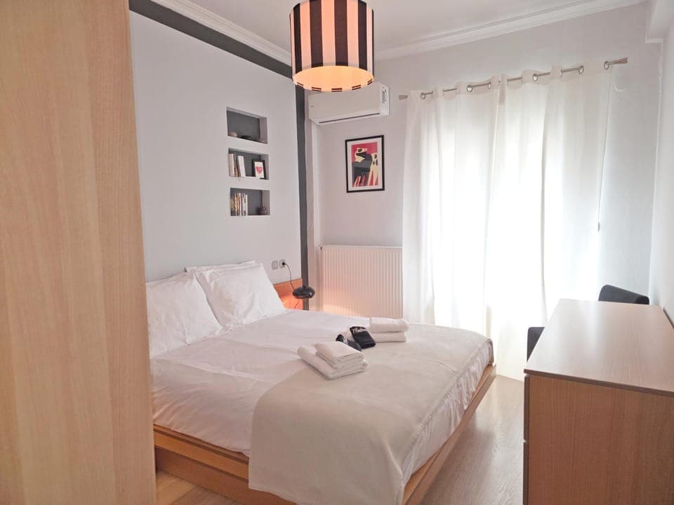 Photo of the whole room, Bedroom, air conditioner