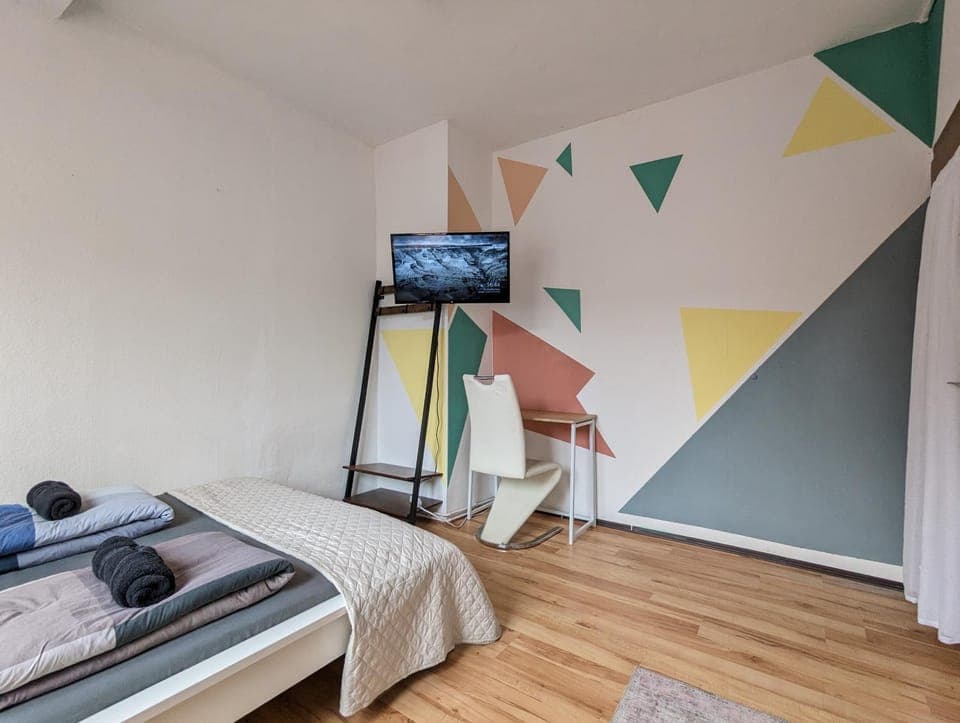 Bed, TV and multimedia, Photo of the whole room, Bedroom