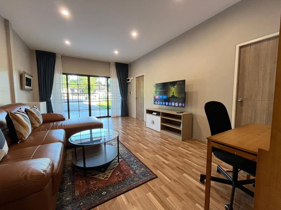 Communal lounge/ TV room, TV and multimedia, Living room, Decorative detail