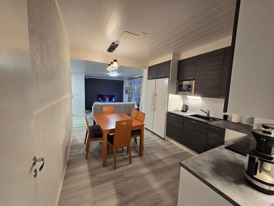 Coffee/tea facilities, Kitchen or kitchenette, Dining area, stove