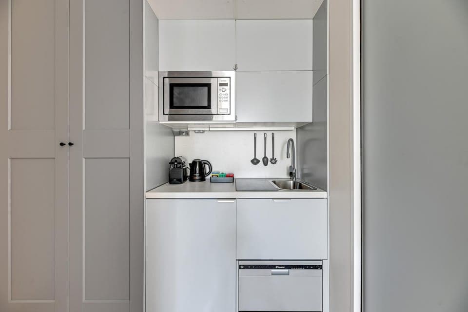 Coffee/tea facilities, Kitchen or kitchenette, oven, stove