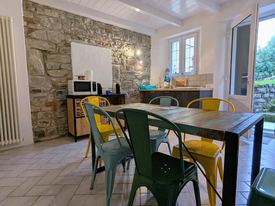 Kitchen or kitchenette, Living room, Seating area, Dining area, oven