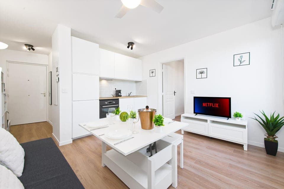 TV and multimedia, Kitchen or kitchenette, Living room, Seating area, Dining area