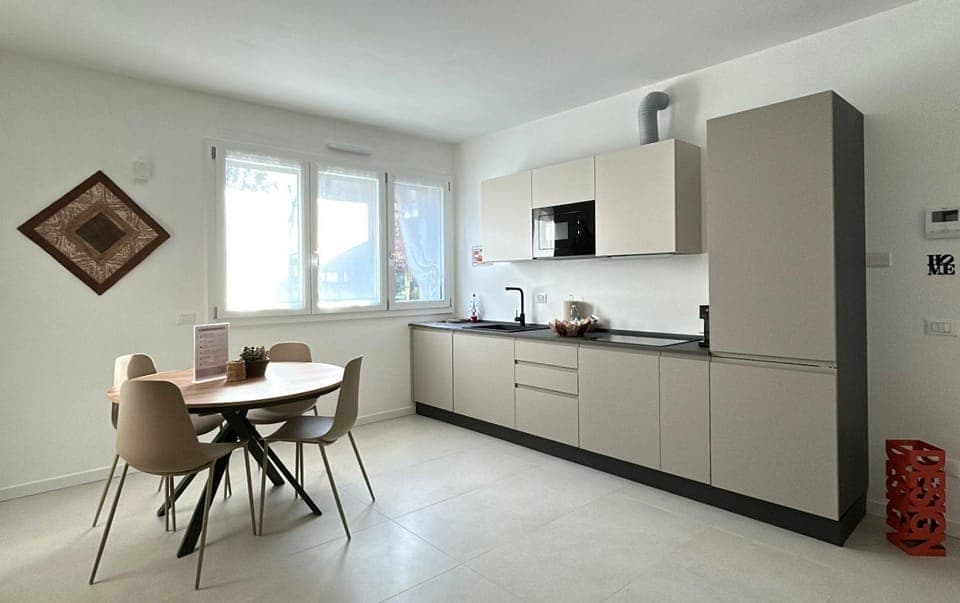 Kitchen or kitchenette, Dining area, Breakfast, microwave