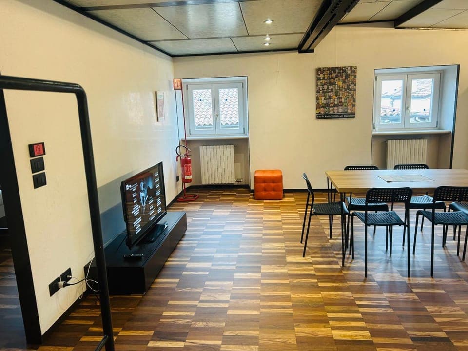 Communal lounge/ TV room, TV and multimedia, Living room, Seating area, Dining area