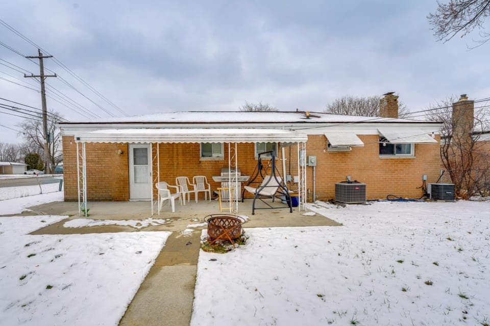 8 MI to Detroit Zoo: Fire Pit, Game Room, & Grill House in Warren