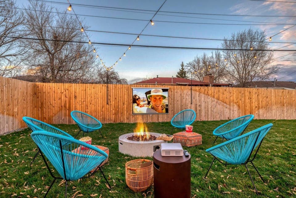 Patio, Natural landscape, Garden, TV and multimedia, Seating area, Garden view