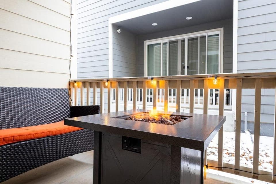 Sleeps 8, Fire pit, Near DIA & Downtown Denver House in Commerce City