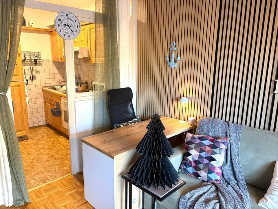 Kitchen or kitchenette, Living room, Seating area, oven, stove