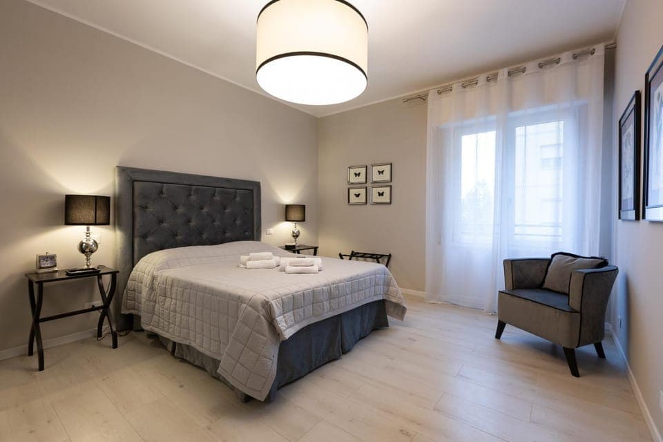 Photo of the whole room, Bedroom