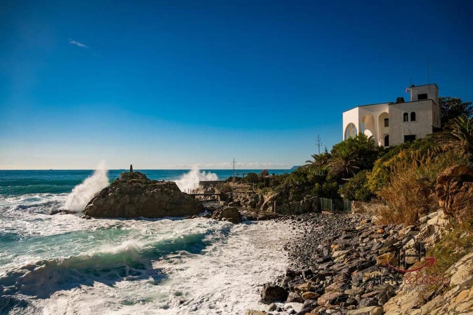 Nearby landmark, Day