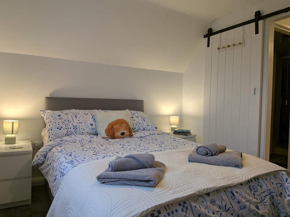 Bed, Bedroom, towels