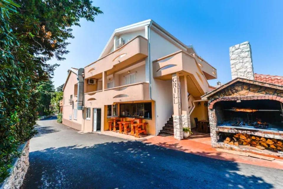 Property building, Restaurant/places to eat, BBQ facilities
