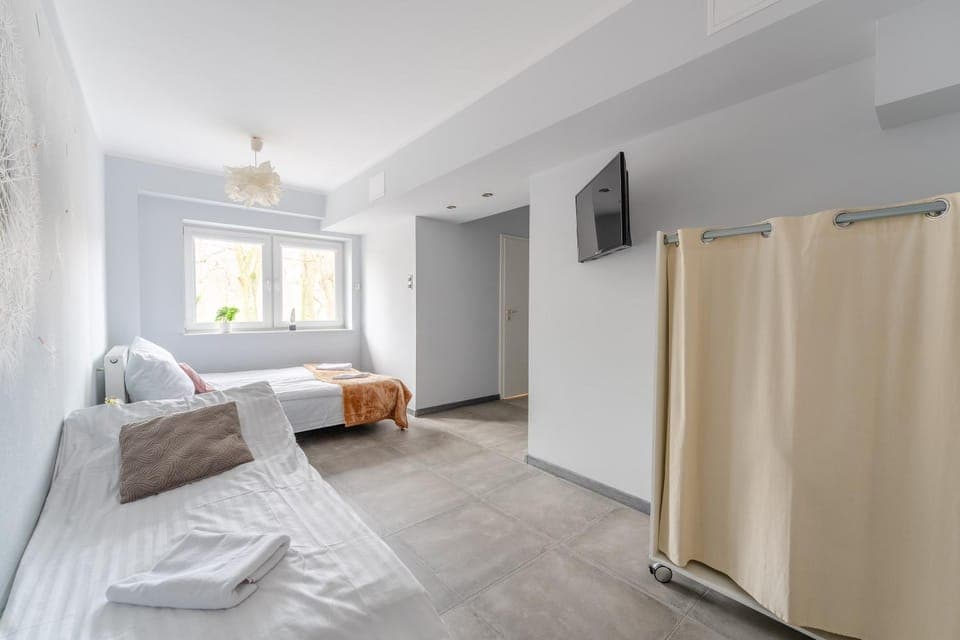 Bed, TV and multimedia, Photo of the whole room, Bedroom, towels, wardrobe