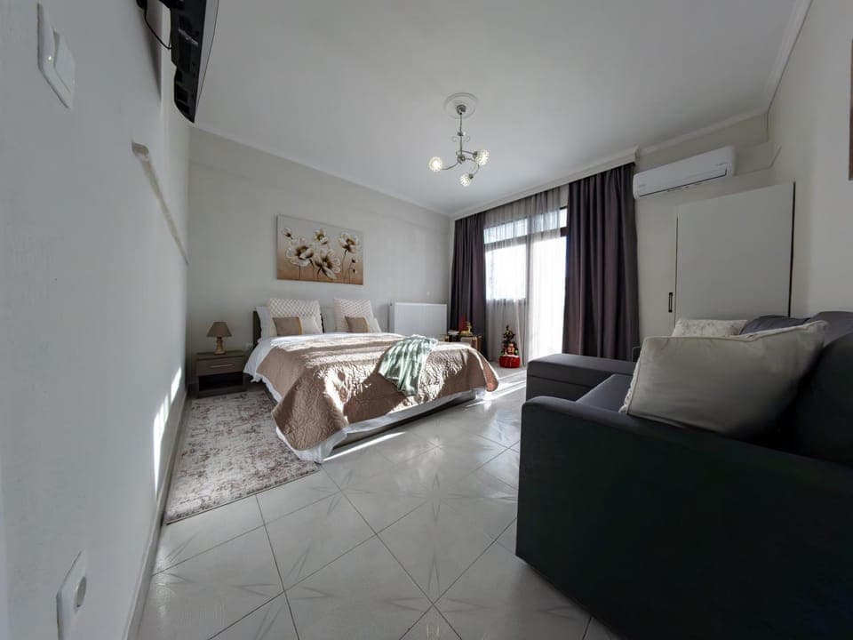 Bed, View (from property/room), Living room, Photo of the whole room, Seating area, Bedroom