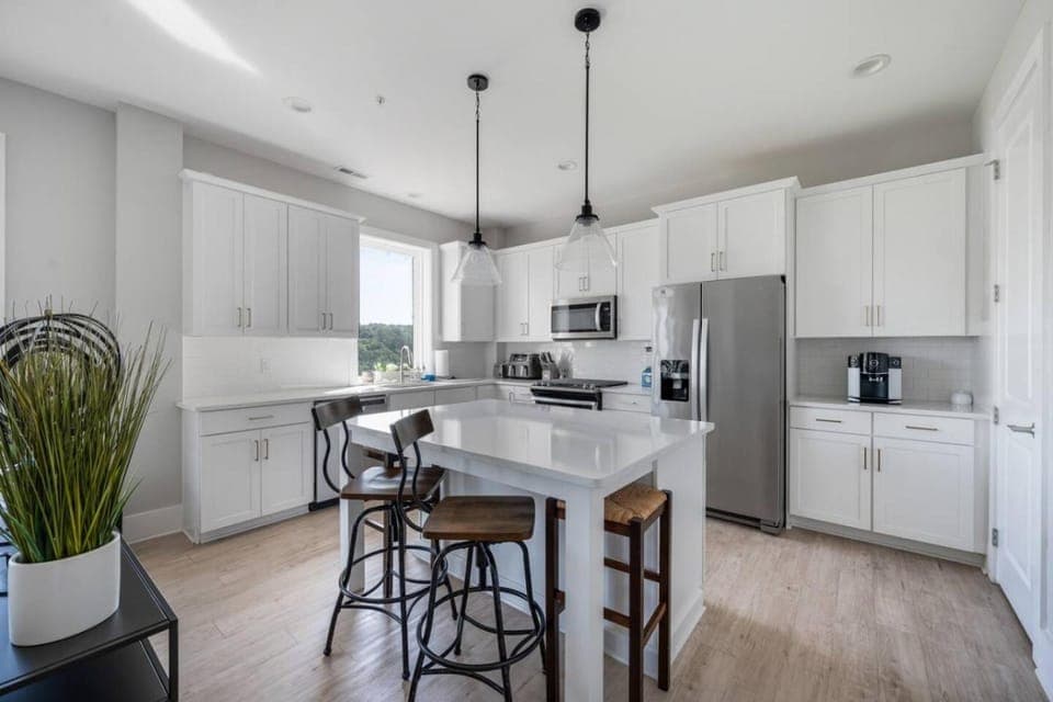 Luxury Downtown Loft - Balcony and Rooftop Bar! Apartment in Madison Heights