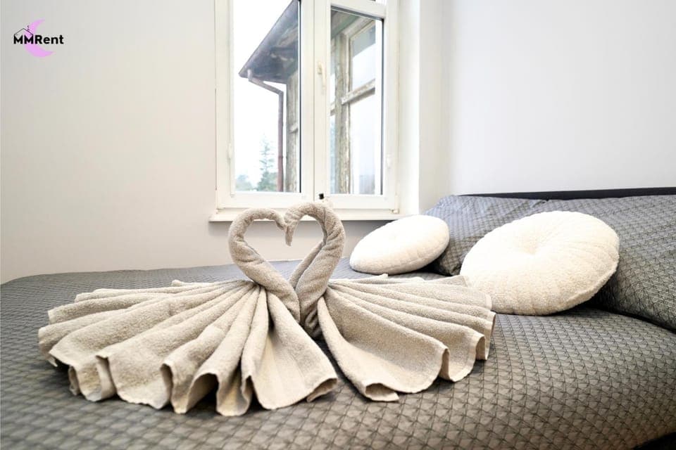 Bed, Photo of the whole room, Bedroom, towels