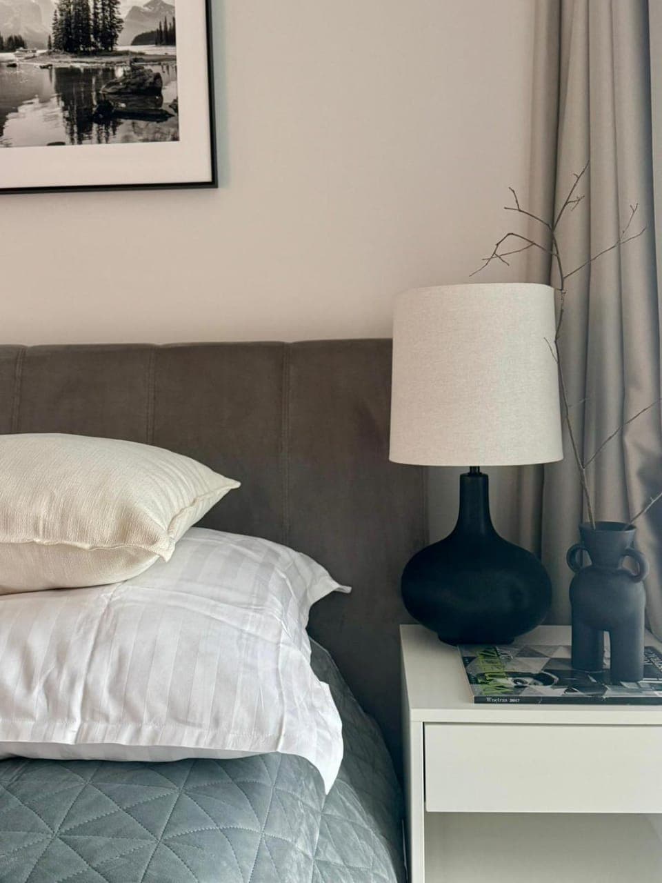 Bed, Photo of the whole room, Decorative detail, Bedroom