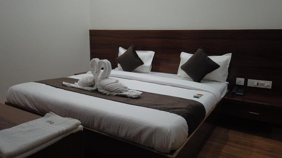 Bed, Bedroom, towels