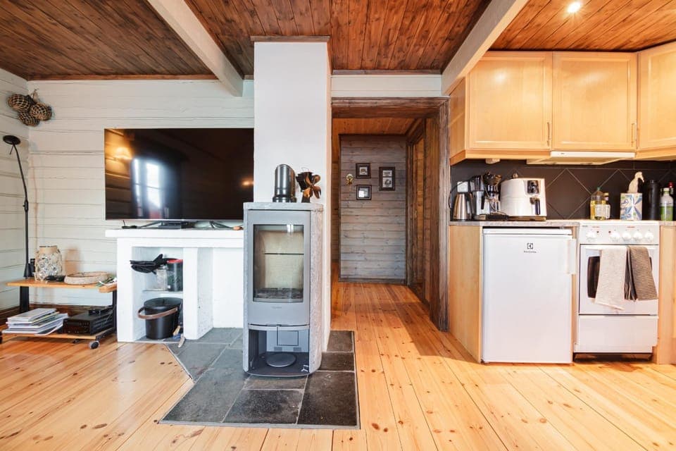 Coffee/tea facilities, Kitchen or kitchenette, fireplace, oven, stove