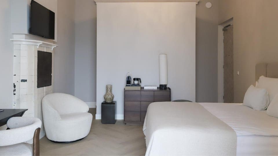 Bed, TV and multimedia, Seating area, Bedroom