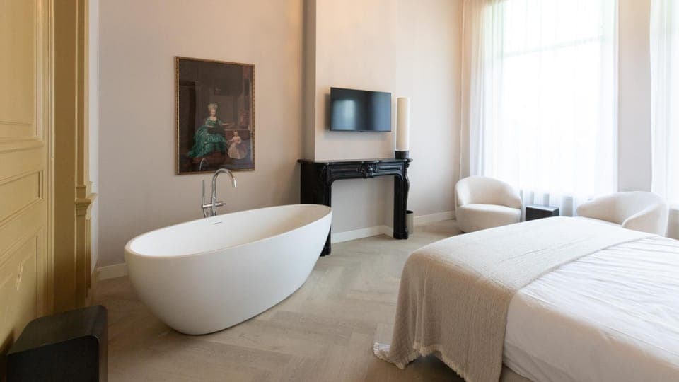 Bed, TV and multimedia, Photo of the whole room, Decorative detail, Seating area, Bath