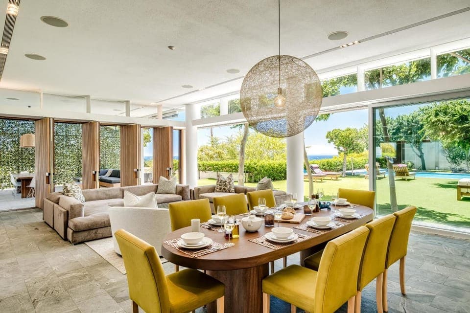 Patio, Garden, Living room, Seating area, Dining area, Garden view