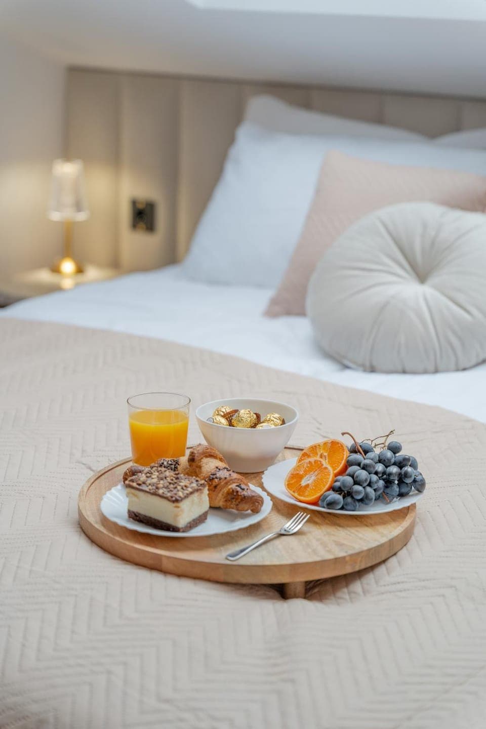 Bed, Food and drinks, Photo of the whole room, Bedroom, Food, Breakfast, Continental breakfast, Drinks