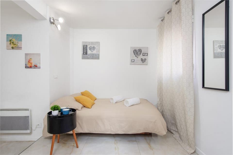 Bed, Living room, Seating area, towels