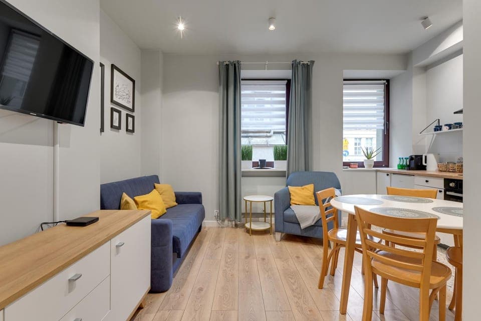 TV and multimedia, Kitchen or kitchenette, Living room, Seating area, Dining area