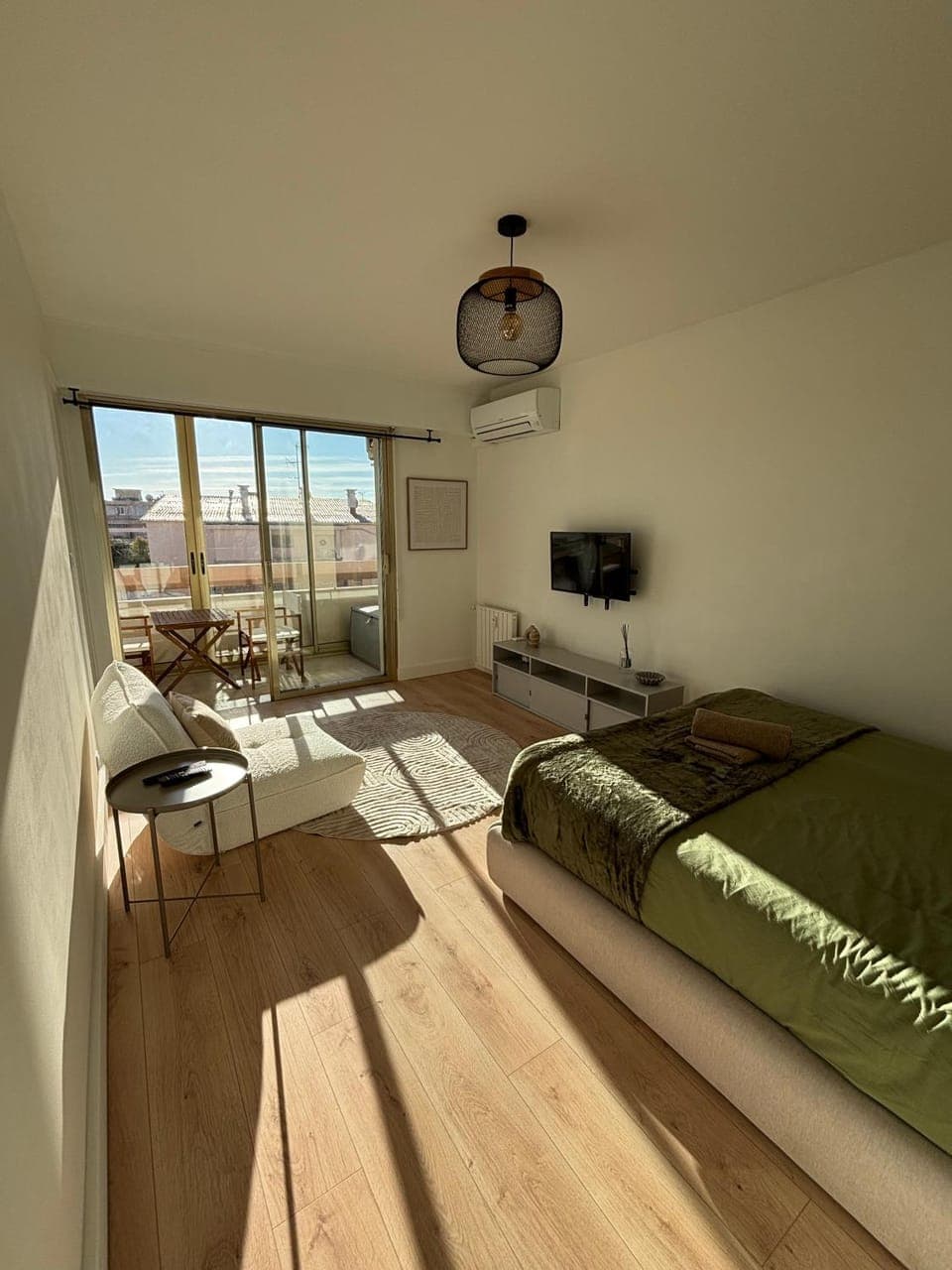 Bed, TV and multimedia, Living room, Photo of the whole room, Seating area, Bedroom, air conditioner