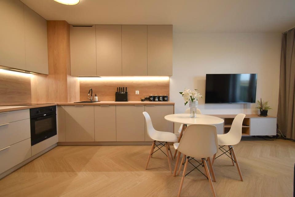 TV and multimedia, Coffee/tea facilities, Kitchen or kitchenette, Living room, Dining area, dishwasher, oven, stove