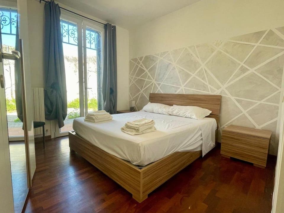 Bed, Photo of the whole room, Bedroom, towels