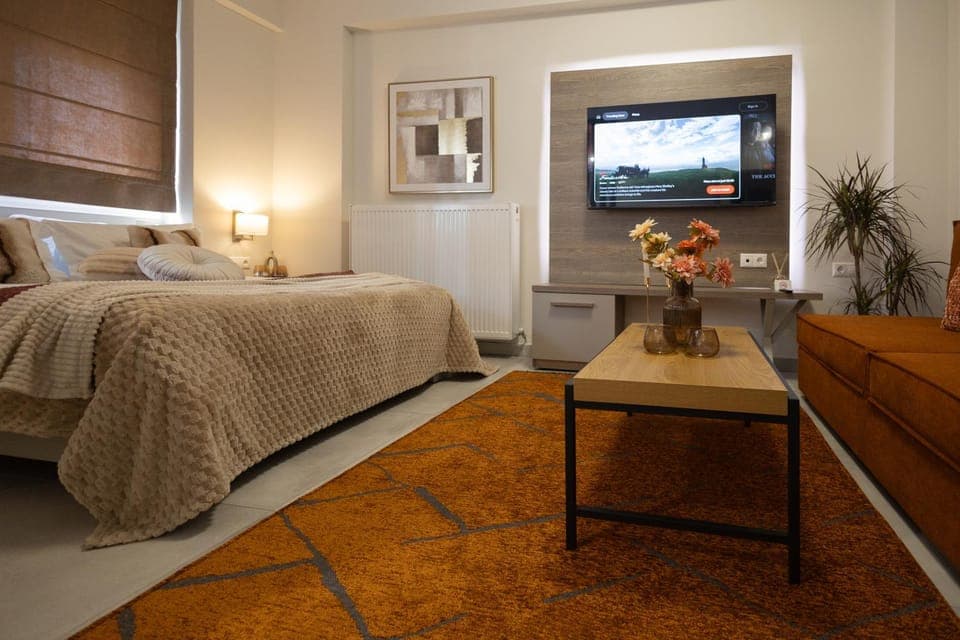 Bed, TV and multimedia, Photo of the whole room, Bedroom