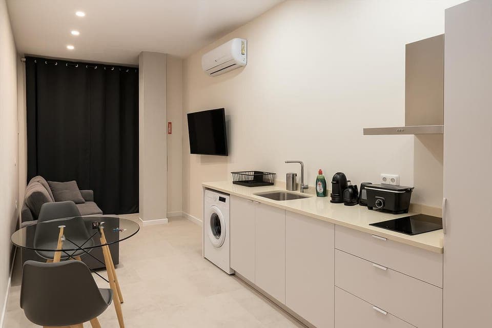 TV and multimedia, Kitchen or kitchenette, Dining area, stove, toaster