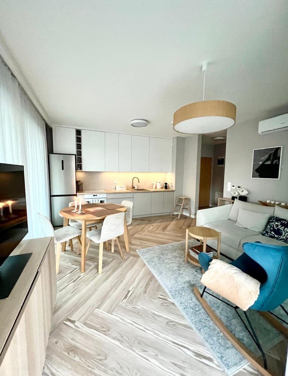 TV and multimedia, Kitchen or kitchenette, Living room, Seating area