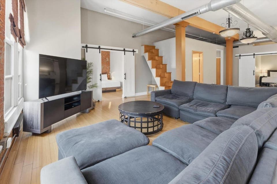 Top Floor Loft 4 Bedrooms and 2 000 sq ft House in Indianapolis