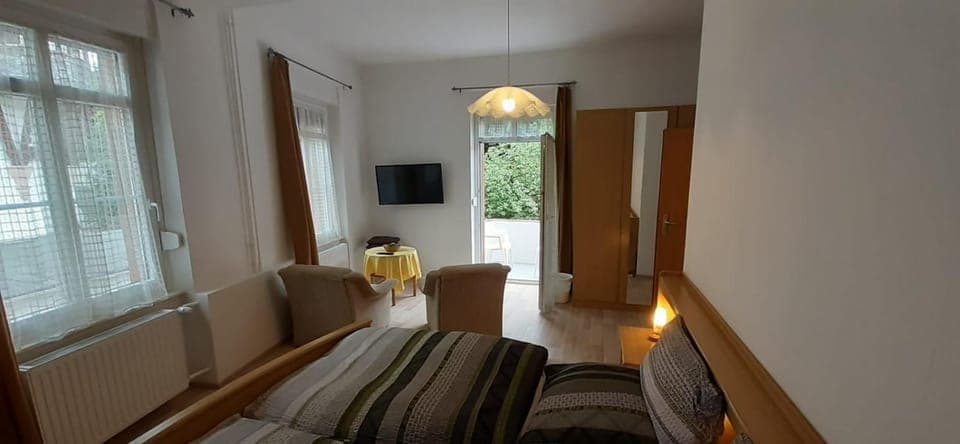 Photo of the whole room, Seating area